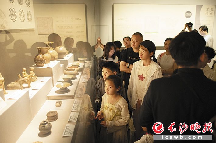 “五一”假期长沙博物馆内，游客们在公益讲解志愿者讲解下观展。长沙晚报全媒体记者 黄启晴 摄