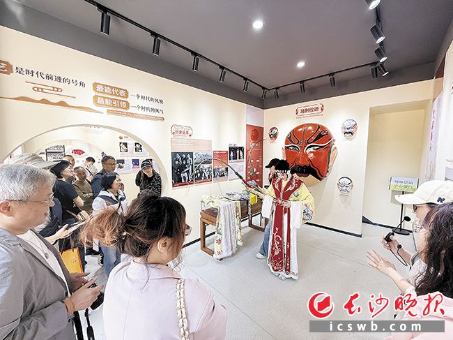 坐落于五一商圈的长沙戏剧非遗街“五一”前全新开街，成为市中心新晋文旅地标。图为游客在长沙好戏（湘剧）展厅参观体验。长沙晚报通讯员 杨熙 供图