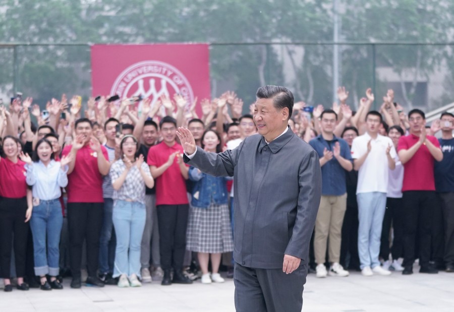 2022年4月25日上午，习近平总书记来到中国人民大学考察调研。这是习近平总书记向师生们挥手致意。新华社记者 谢环驰 摄