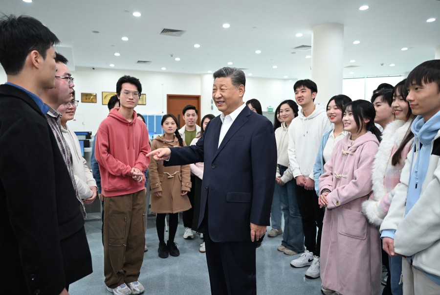 2024年12月19日上午，国家主席习近平来到澳门科技大学考察，同学校师生和科研工作者亲切交流。这是国家主席习近平在学校图书馆同正在查阅资料的同学们亲切交流。新华社记者 谢环驰 摄