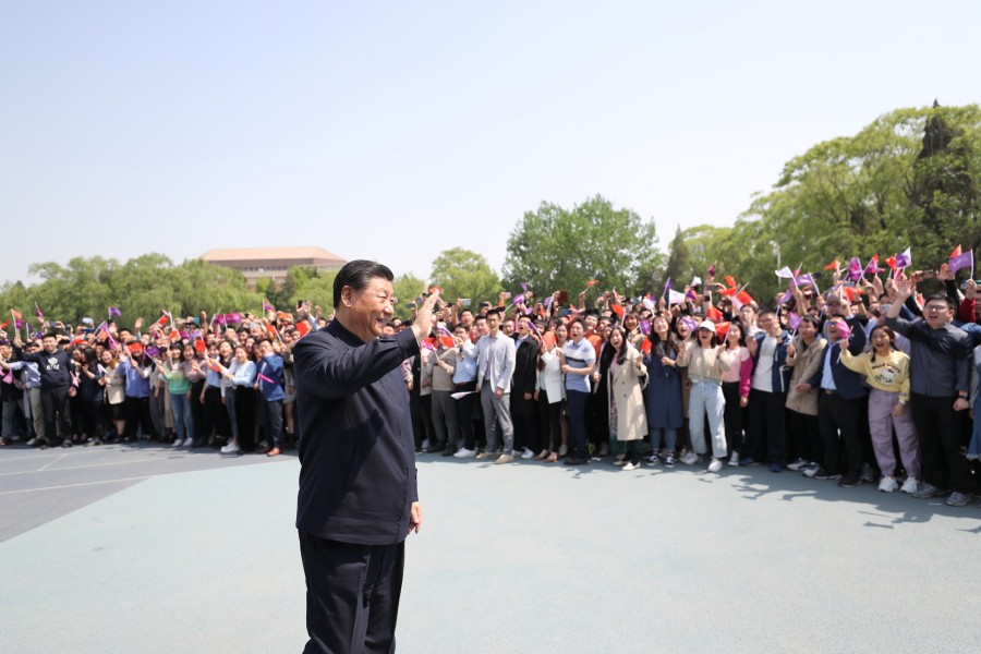2021年4月19日，习近平总书记来到清华大学考察。这是习近平总书记离开学校时，同师生们挥手致意。新华社记者 鞠鹏 摄