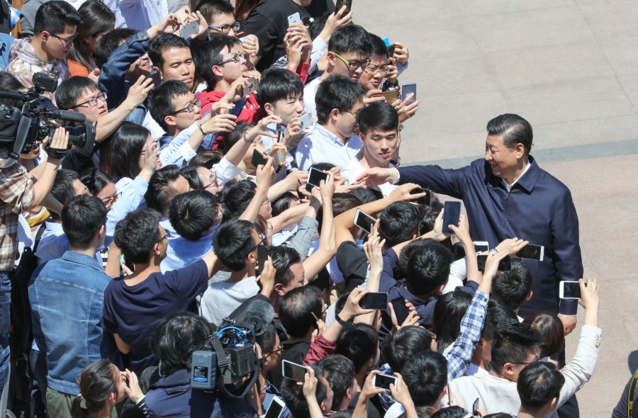 2018年5月2日，习近平总书记来到北京大学考察。这是习近平总书记离开学校时同道路两旁师生亲切握手。新华社记者 王晔 摄