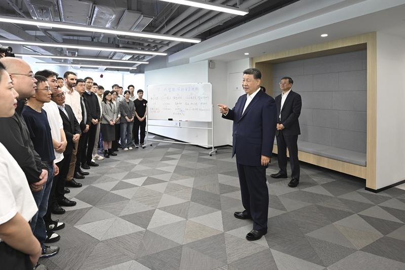 △2025年4月29日，习近平总书记在上海“模速空间”大模型创新生态社区，同青年创新人才亲切交流。
