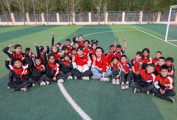 △新疆克孜勒苏柯尔克孜自治州阿图什市哈拉峻乡谢依特小学，支教教师和学生在一起。