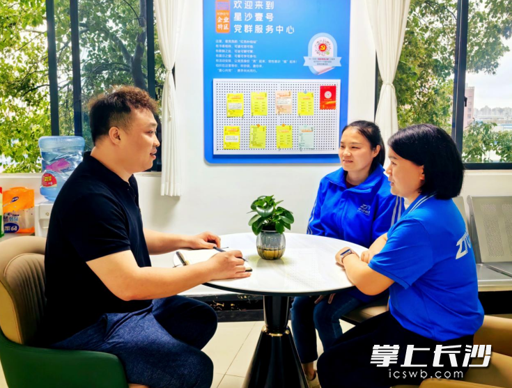 星沙壹号企业特区党总支书记邹坚（左一）在党群服务中心接待骑手、流动党员。