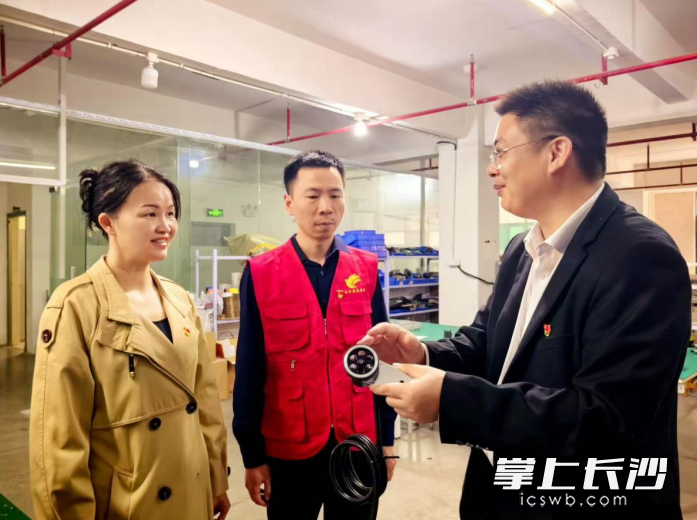 刘超（左一）、蒋军（中）在湖南超鹰速智能科技有限公司走访。