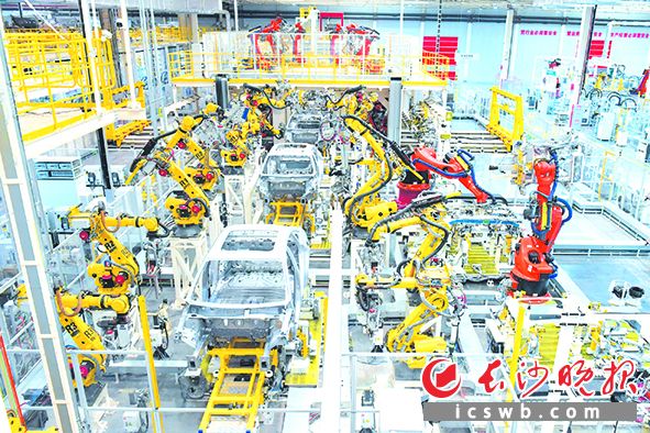 广汽埃安的“新能源汽车智能工厂”聚集了一系列领先科技，每53秒即可下线一台新车。长沙晚报全媒体记者 王志伟 摄