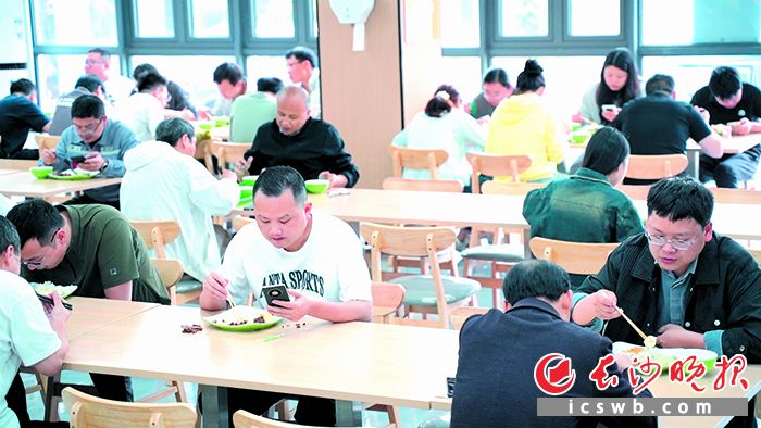 5月8日上午11时30分左右，湘江智谷员工餐厅就热闹起来，周边企业的员工陆续前来用餐。 长沙晚报全媒体见习记者 李茂健 摄
