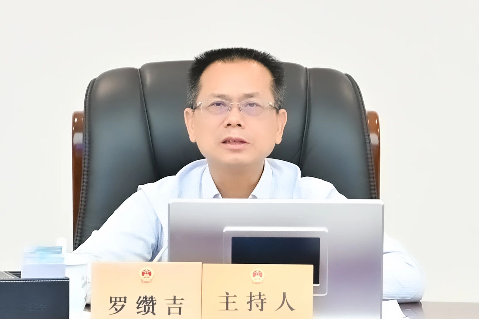 市人大常委会党组书记、主任罗缵吉讲话。