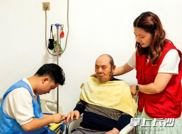社工吴露益（右一）、助老护理员谢启䘵（左一）为王令可老人修剪指甲。均为通讯员供图