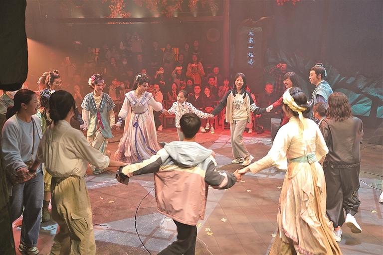 《新刘海砍樵》演出结束后，观众与演员互动。资料图片