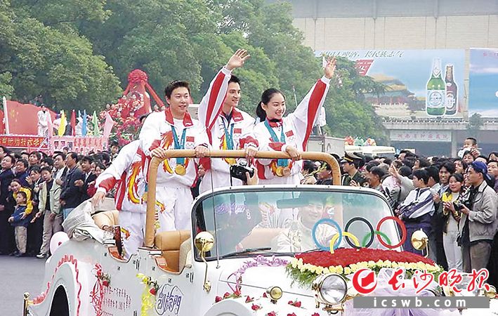 2000年悉尼奥运会上，“体育湘军”拿到7枚金牌，回到长沙后，10月15日，李小鹏（左）与其他湘籍获奖运动员一起乘坐花车在市内巡游，《长沙晚报》用镜头与文字定格了他们意气风发的模样。 均为资料图片