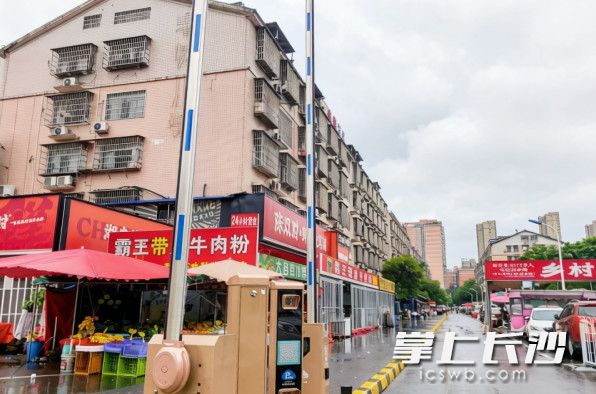 泉郡巷隔离墩安装后，道路通行更顺畅。