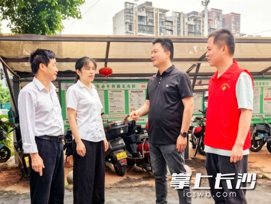 长沙县泉塘街道景星社区书记董国金（右二）在整改现场督促进度。均为长沙县泉塘街道供图