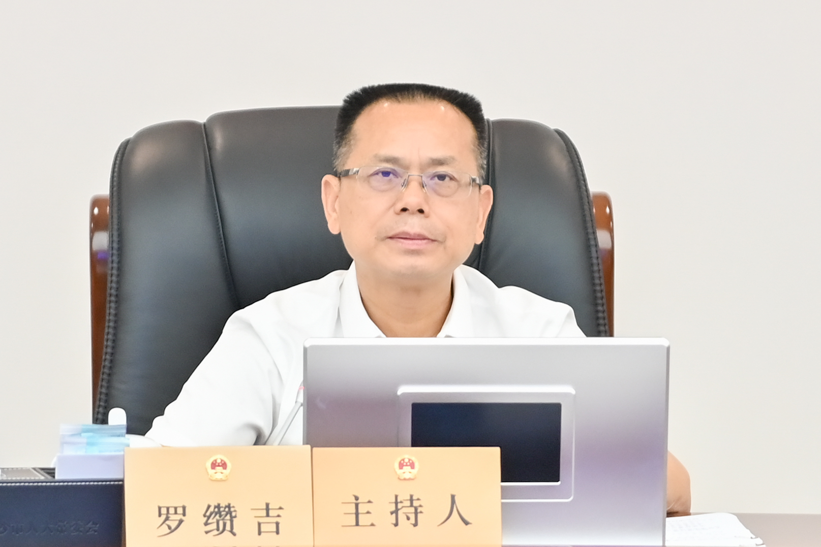 市人大常委会党组书记、主任罗缵吉讲话。 市人大常委会党组书记、主任罗缵吉讲话。