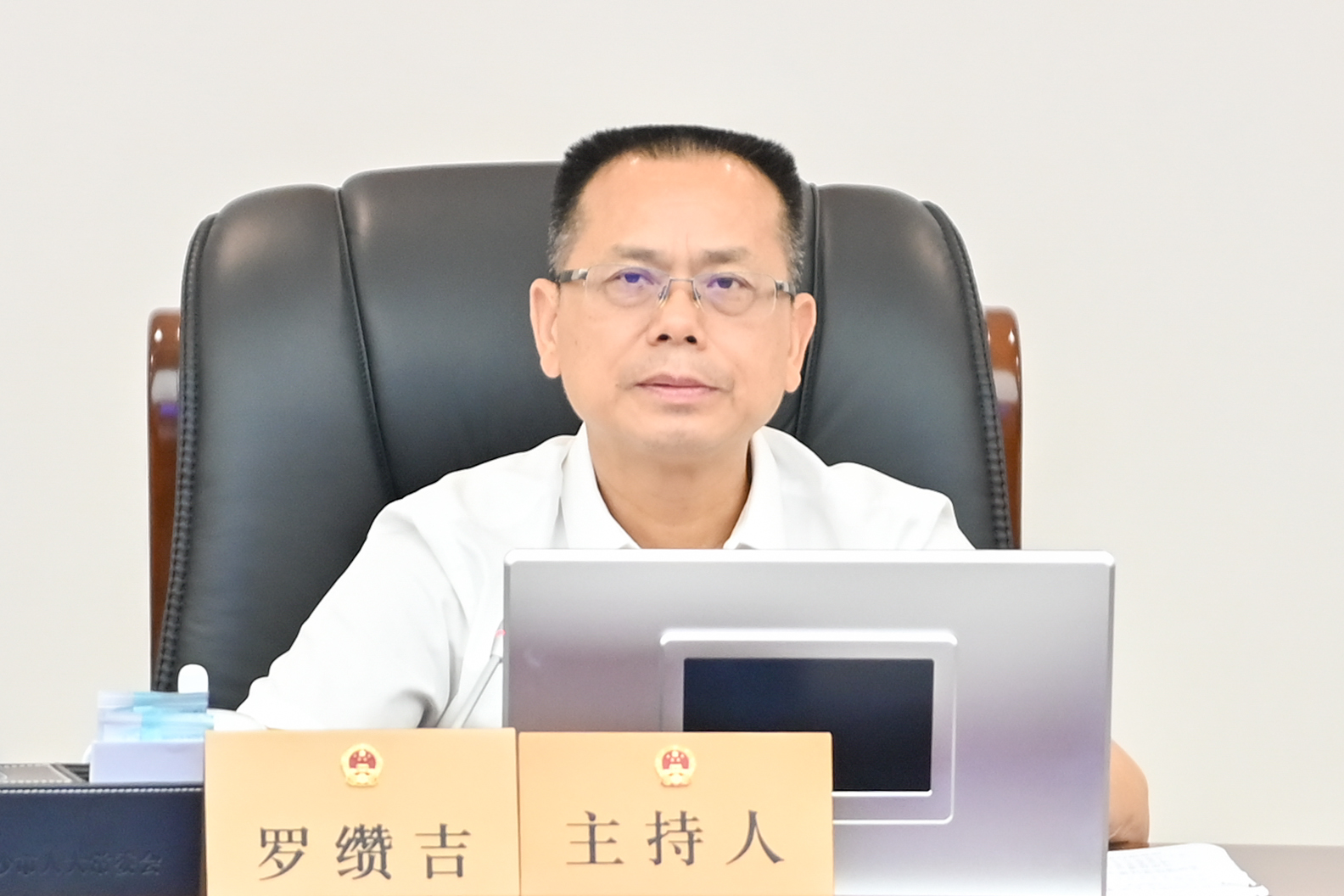 市人大常委会党组书记、主任罗缵吉讲话。