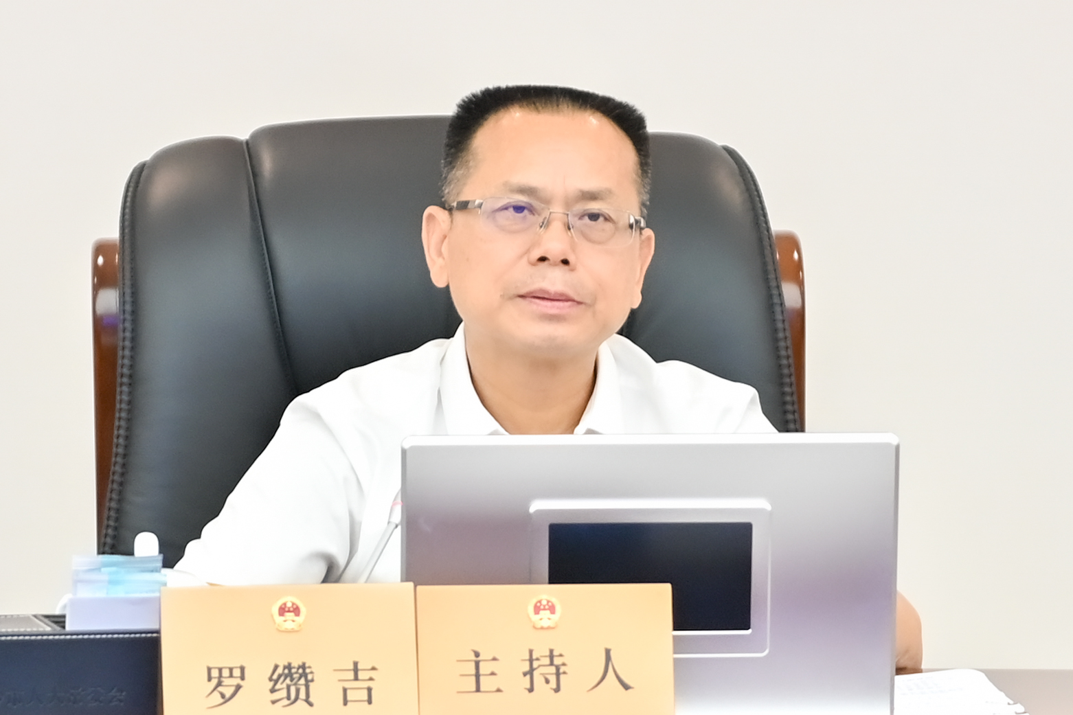 市人大常委会党组书记、主任罗缵吉讲话。