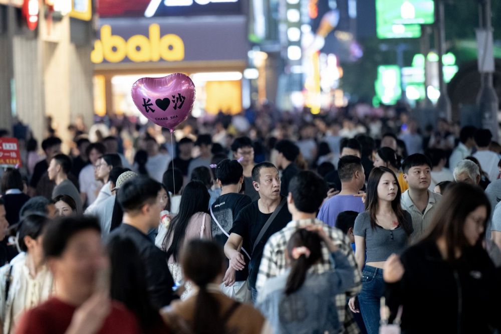 游客在湖南长沙的黄兴路步行街游览。新华社记者 刘杰 摄