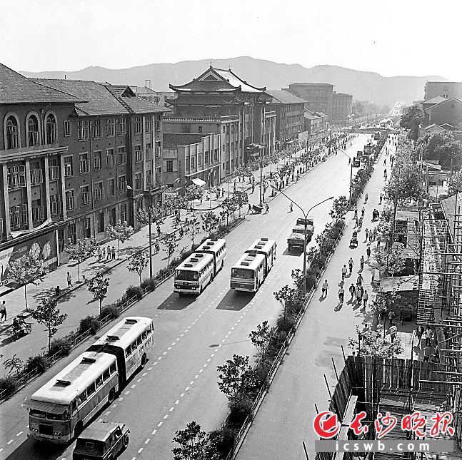 1982年的五一西路是双向4车道，设置了较宽的非机动车道。 长沙晚报历史资料图片