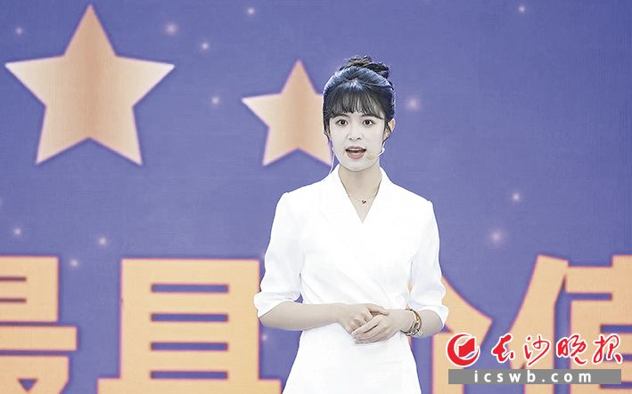 来自云南的哈尼族姑娘、清华大学建筑系学子王曦婧讲述创业历程。长沙晚报全媒体记者 刘攀 摄
