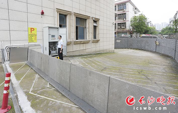 智芯科技楼地下车库入口安装的会“自动关门”的液动智能防汛挡板。均为长沙晚报全媒体记者 邹麟 摄