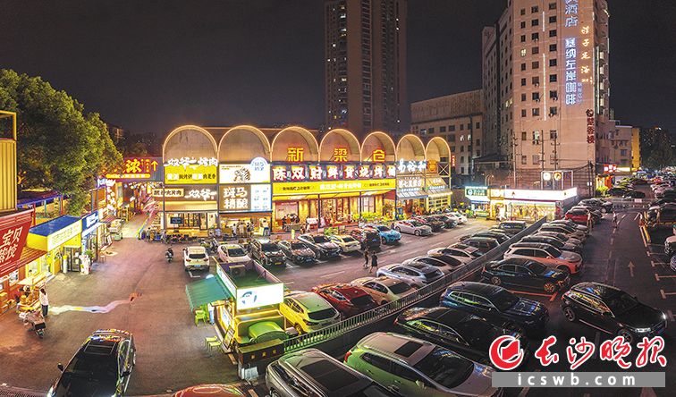 在长株潭城铁与地铁4号线交会的黄金地段,一处13.5亩的闲置仓储用地蝶变为“新梁仓文创园”。长沙晚报全媒体记者 陈飞 摄 在长株潭城铁与地铁4号线交会的黄金地段,一处13.5亩的闲置仓储用地蝶变为“新梁仓文创园”。长沙晚报全媒体记者 陈飞 摄