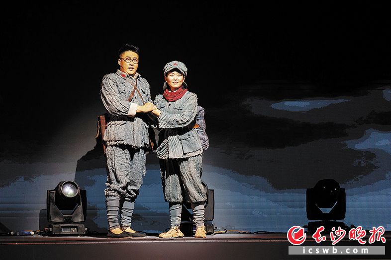 长沙歌舞剧院原创民族歌剧《半条红军被》选段《红花开满山》剧照。长沙晚报全媒体记者 董阳 摄