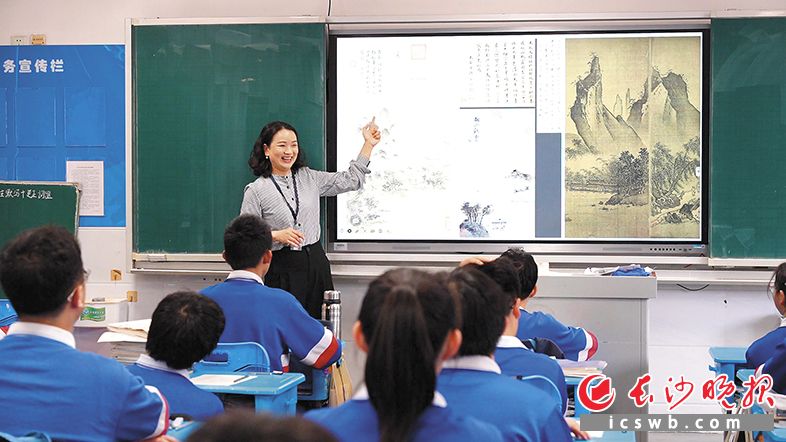 长沙市北雅中学数学老师成丽结合国画给同学们讲解函数的知识点。 长沙晚报全媒体记者 林暘 摄