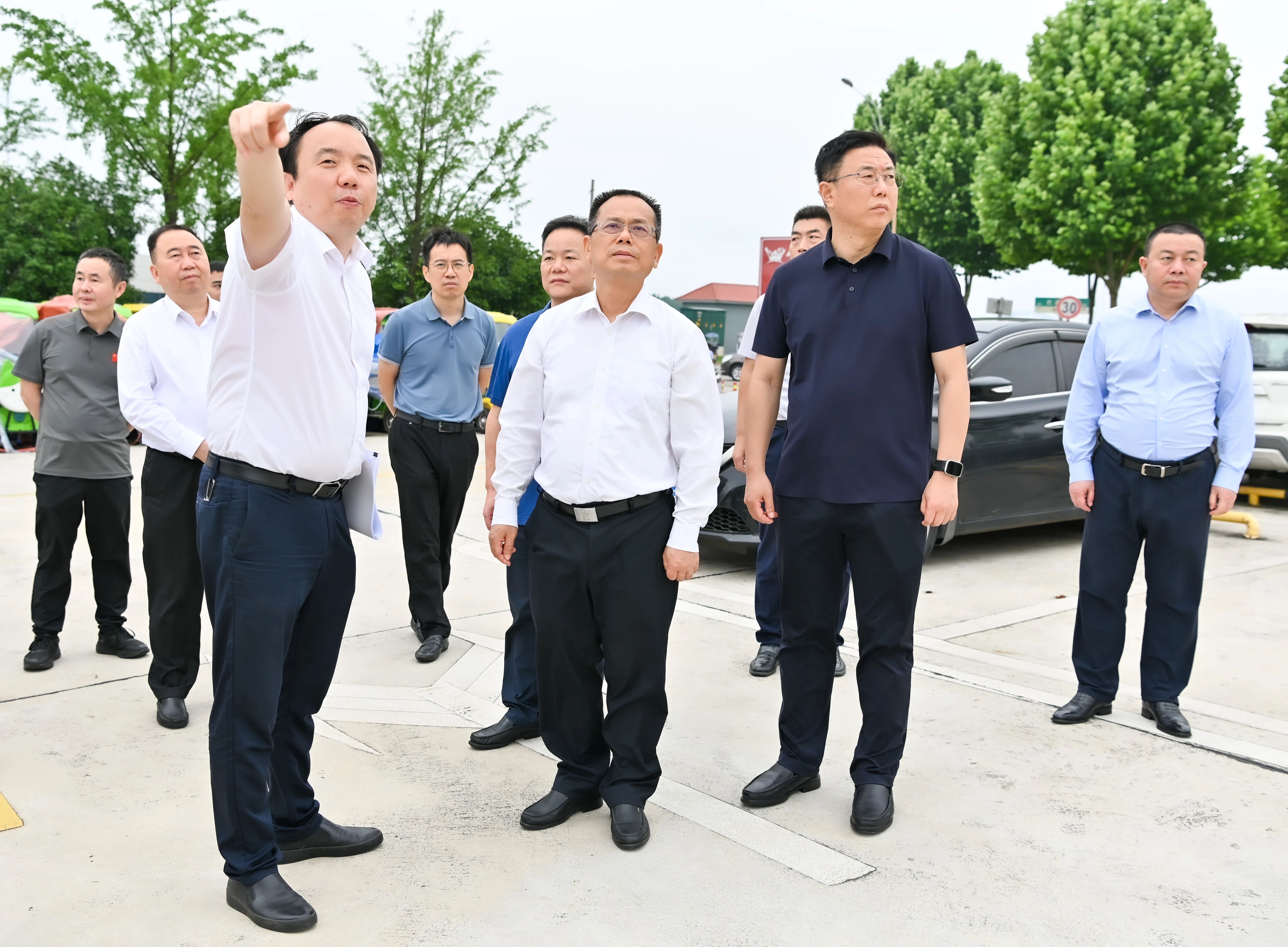 调研组沿湘江沿岸深入走访。