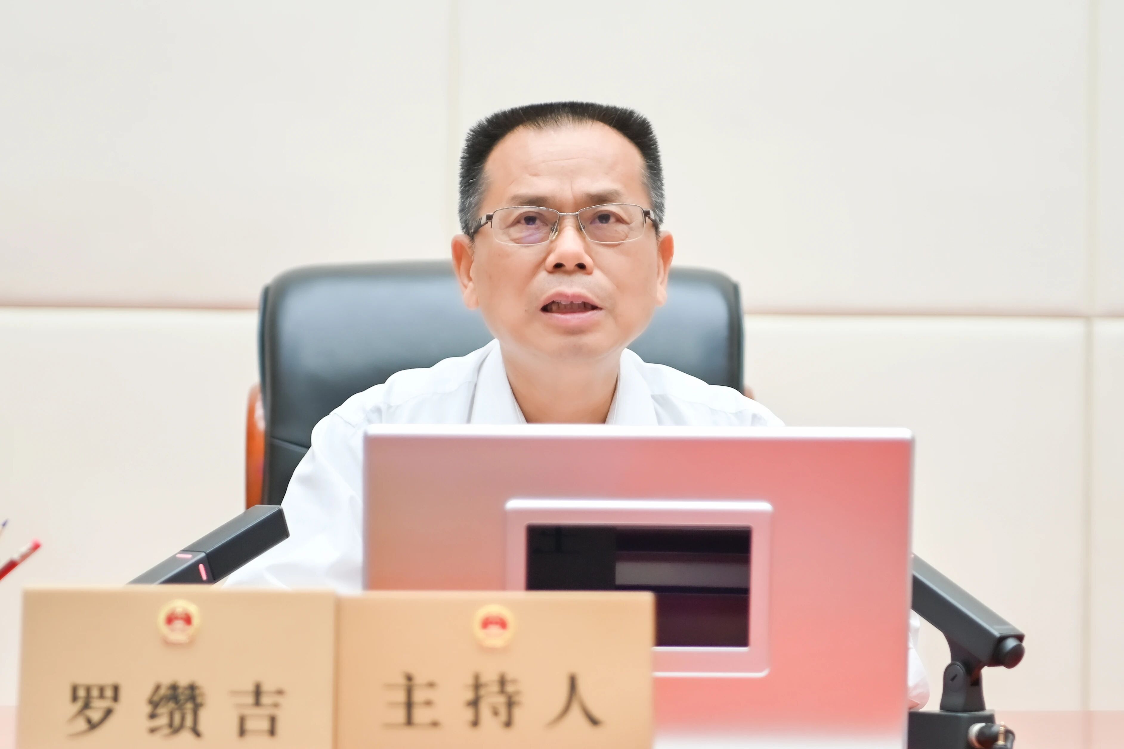 市人大常委会党组书记、主任罗缵吉讲话。