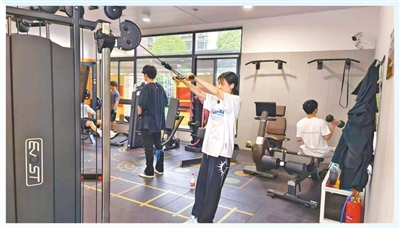 长沙市湘江新区麓枫和苑小区智慧社区健身房,市民在锻炼。长沙市体育局供图 长沙市湘江新区麓枫和苑小区智慧社区健身房,市民在锻炼。长沙市体育局供图