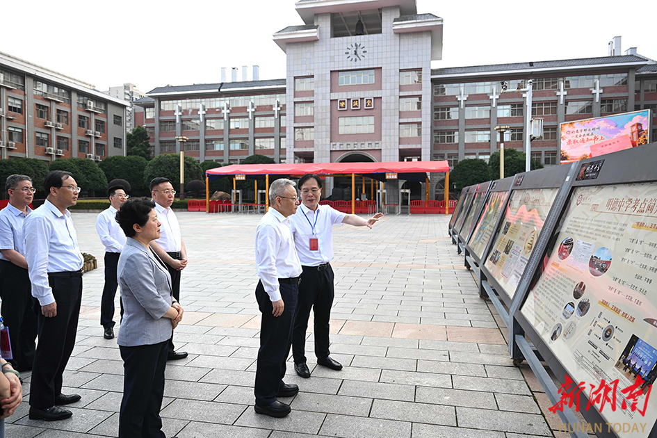 6月5日,沈晓明在长沙明德中学考点检查高考准备工作。 6月5日,沈晓明在长沙明德中学考点检查高考准备工作。