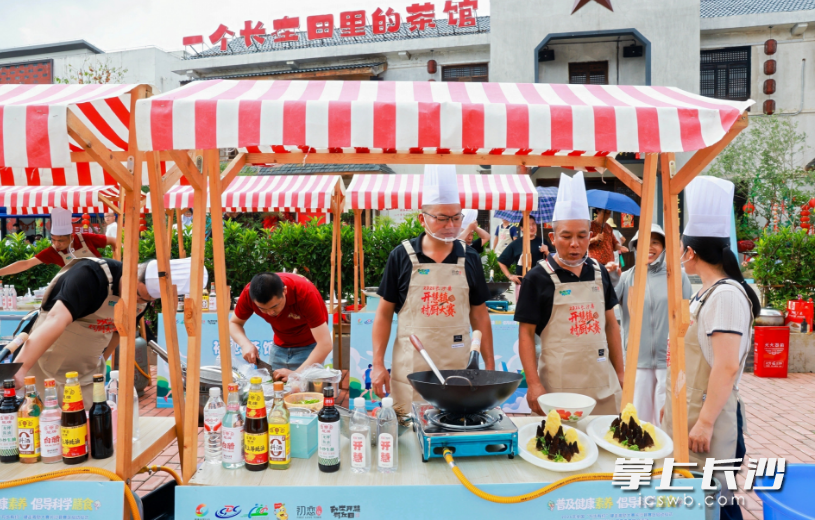 大厨们以低盐低油技法同台竞技，将健康膳食理念融入家常味道。
