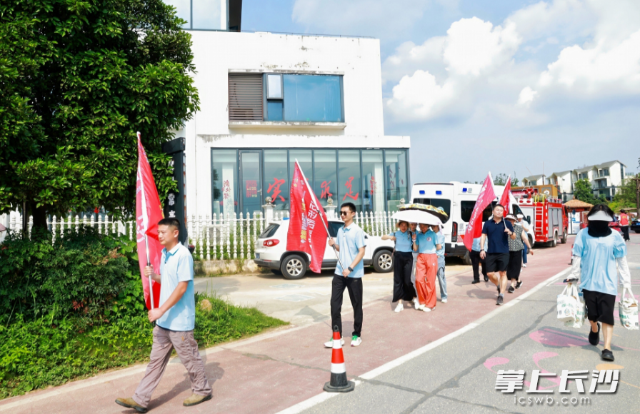全体队员在专业教练带领下科学热身，前往“有丘田”实地健走。