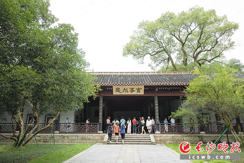 游客游览岳麓书院。长沙晚报全媒体记者 邹麟 摄 游客游览岳麓书院。长沙晚报全媒体记者 邹麟 摄