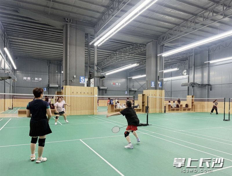 曾是城市管理的“盲点”，现在羽毛球场、便民商业街、智能停车场一应俱全。   通讯员 刘文佳摄