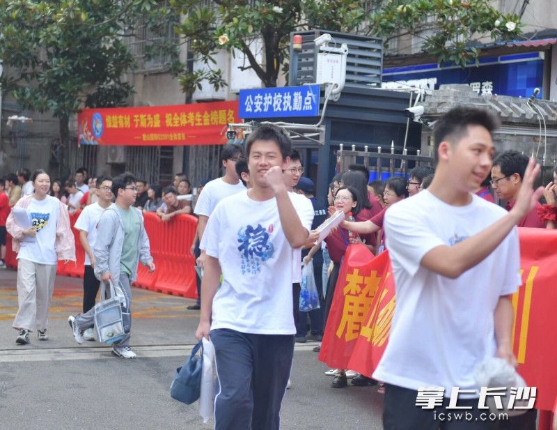麓山国际实验学校考点外，考生们自信满满迎接这场青春大考。长沙晚报全媒体记者 张炎炎 通讯员 唐婉欣摄影报道