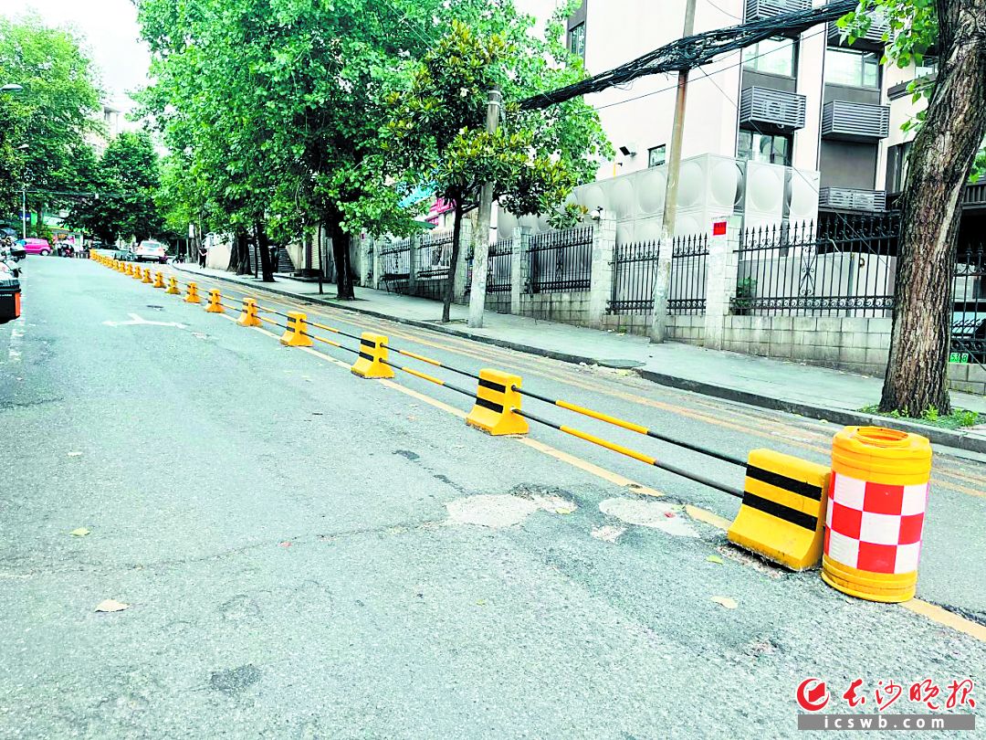 全线隔离护栏安装落地后，五局路焕然一新。 长沙晚报通讯员 戴雨瑶 摄