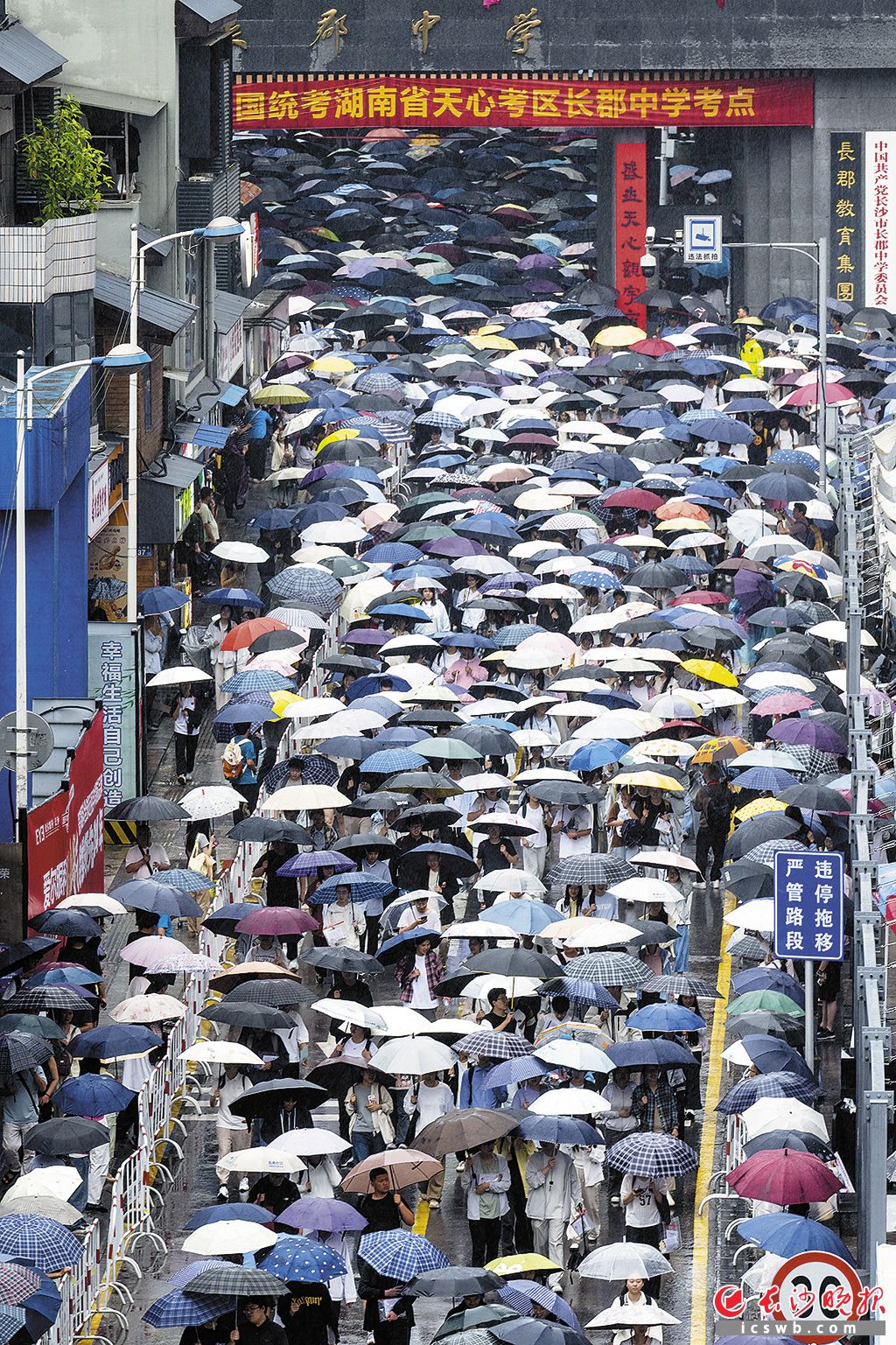 6月8日下午考试结束后，考生们有序从容地走出考场。 长沙晚报全媒体记者 黄启晴 摄