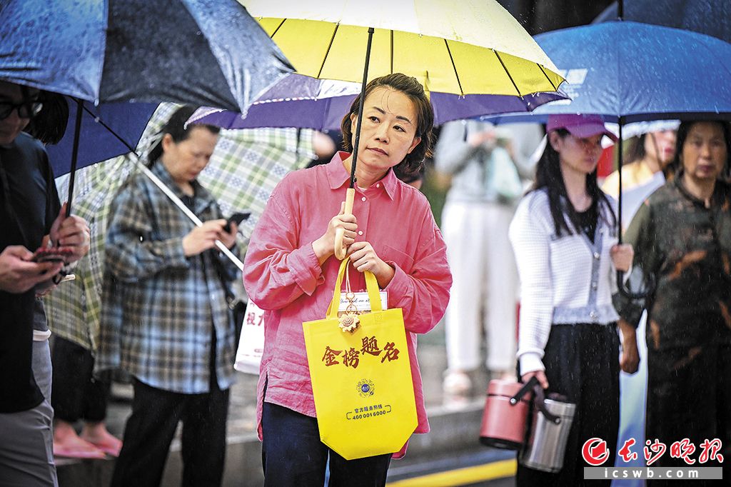考场外等待的家长，脸上满是希冀。 长沙晚报全媒体记者 余劭劼 周数邑 摄影报道