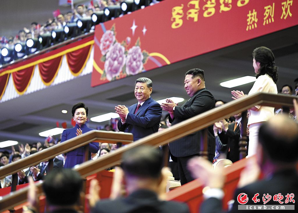 当地时间6月8日晚，中共中央总书记、国家主席习近平和夫人彭丽媛在朝鲜劳动党总书记、国务委员长金正恩和夫人李雪主陪同下，在平壤体育馆同朝鲜各界群众一道观看专场文艺演出。 新华社发