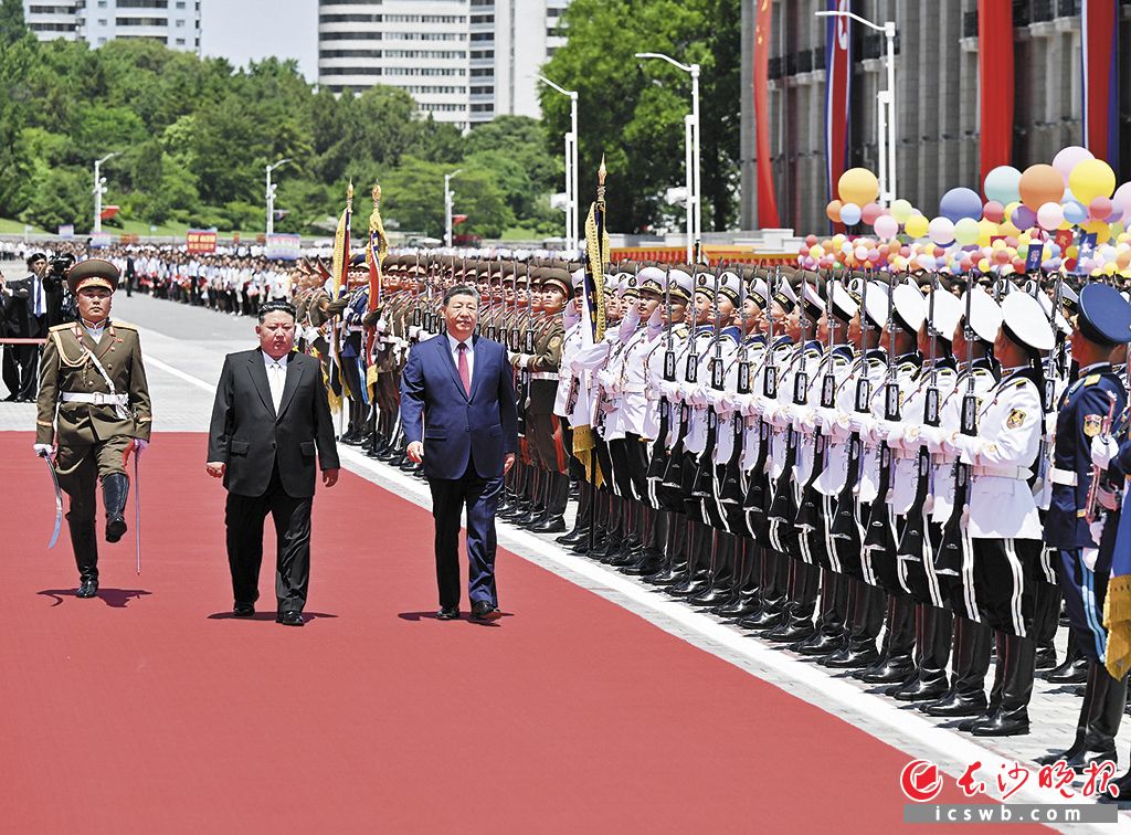当地时间6月8日中午，朝鲜劳动党总书记、国务委员长金正恩在平壤金日成广场为中共中央总书记、国家主席习近平举行盛大欢迎仪式。这是习近平在金正恩陪同下，检阅朝鲜人民军三军仪仗队。新华社记者 翟健岚 摄