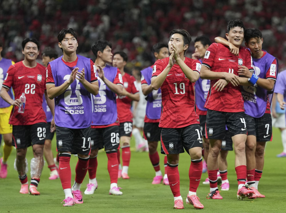 6月11日，韩国队球员在比赛后庆祝。新华社发（马丁·萨巴拉摄）