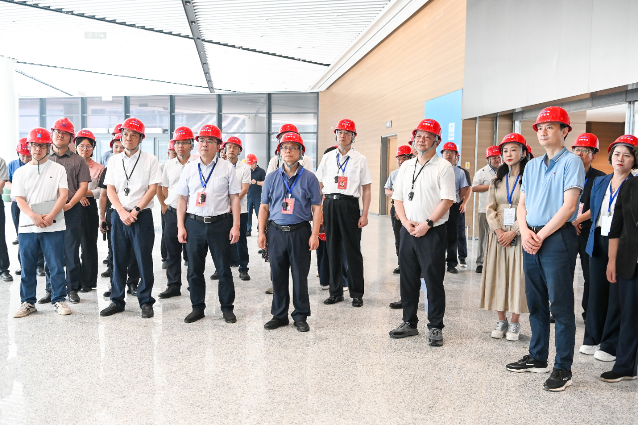视察组走进长沙黄花机场T3航站楼项目施工现场。
