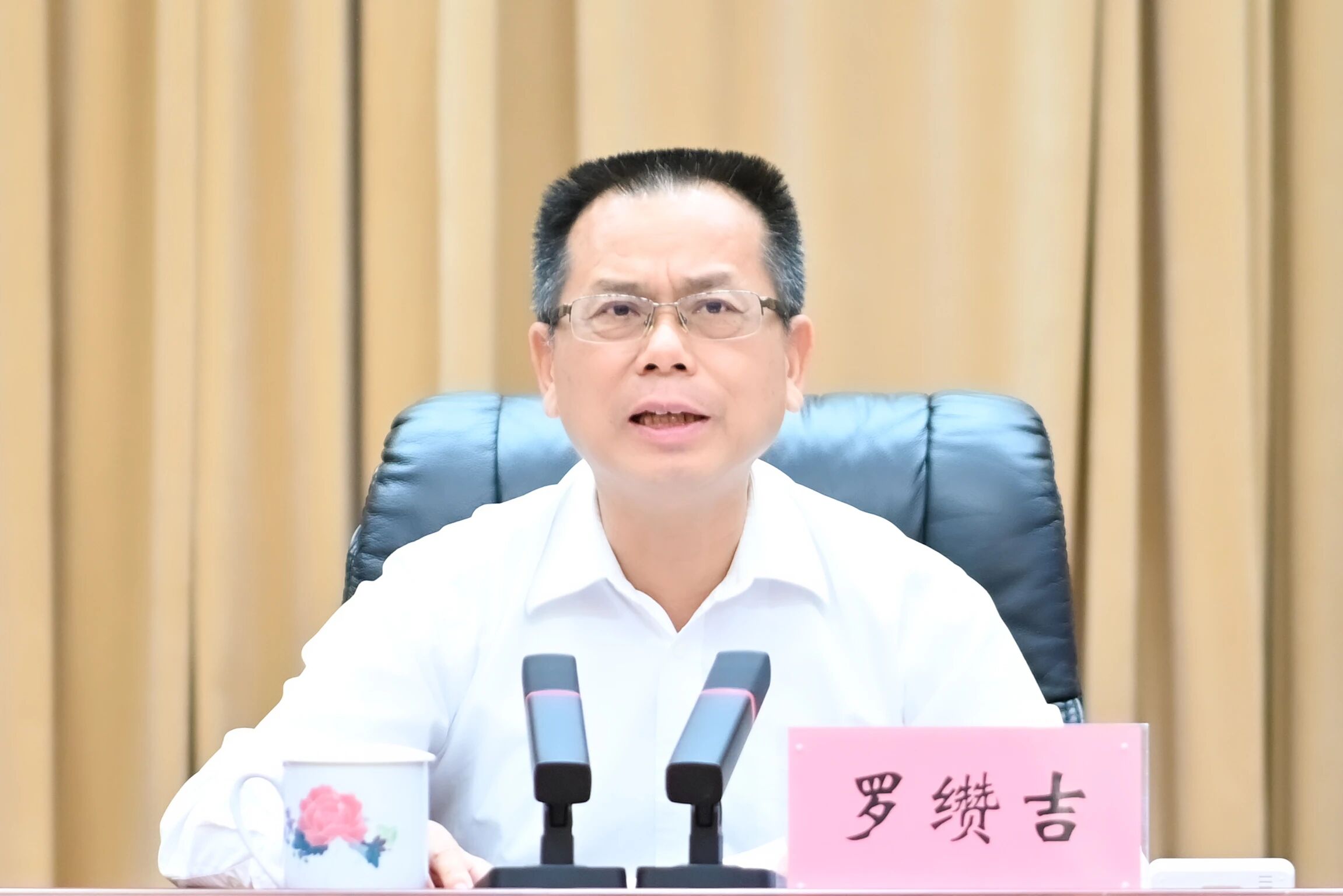 市人大常委会党组书记、主任罗缵吉讲话。