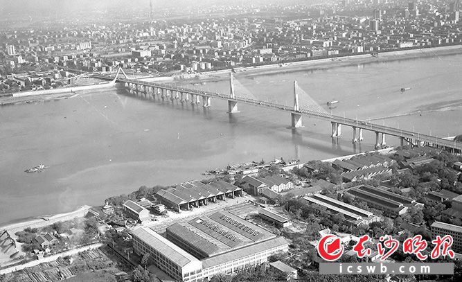 1991年1月，湘江北大桥建成通车，这是长沙第二座湘江大桥，桥旁是湖南船舶厂。 长沙晚报资料照片