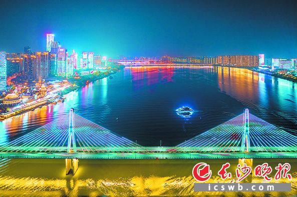 120根拉索在灯光下泛着彩色光泽。长沙晚报全媒体记者 邹麟 摄