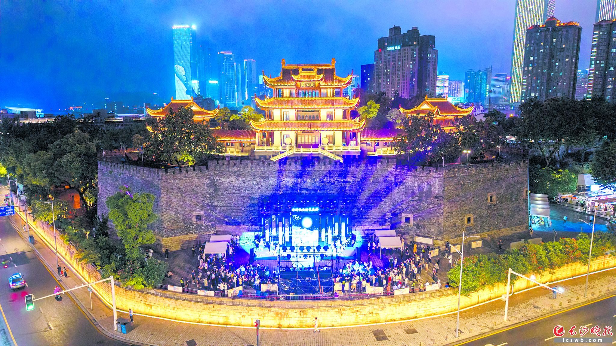 6月13日晚，天心阁活动现场古韵氛围感拉满，市民游客、非遗代表性传承人等共赏非遗之美。长沙晚报全媒体记者 邓迪 摄