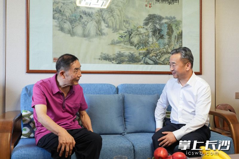 陈竞看望慰问老同志杨顺初。均为长沙晚报全媒体记者 郭雨滴 摄