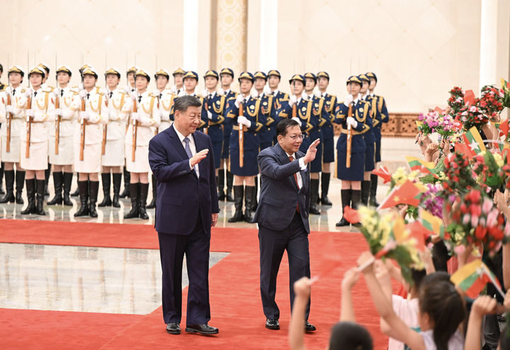 6月16日上午，国家主席习近平在北京人民大会堂同来华进行国事访问的缅甸总统敏昂莱举行会谈。这是会谈前，习近平在人民大会堂北大厅为敏昂莱举行欢迎仪式。新华社记者 李响 摄
